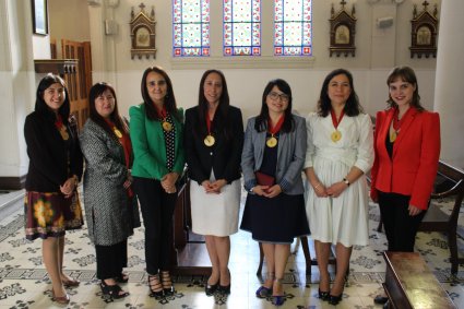 Escuela de Derecho hace entrega de medallas a su claustro académico