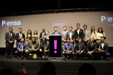 Dos representantes de nuestra Escuela recibieron premio de Fundación P!ensa a Jóvenes Líderes de la Región de Valparaíso