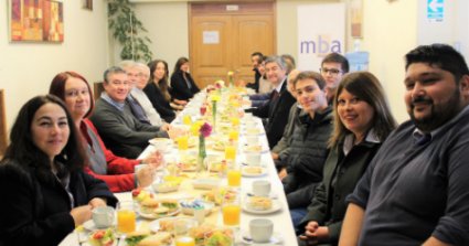 Ameno desayuno con Monseñor Pedro Ossandón B. se desarrolló en la comunidad de la Escuela de Negocios y Economía