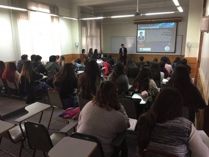 Charla sobre Motivación, Liderazgo y Trabajo en Equipo por representante de EY Chile