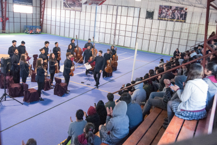 Colegio Santa Bárbara Reina de Casablanca recibió la visita de la Orquesta de Cámara PUCV para concierto educacional