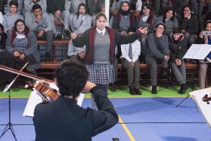Colegio Santa Bárbara Reina de Casablanca recibió la visita de la Orquesta de Cámara PUCV para concierto educacional