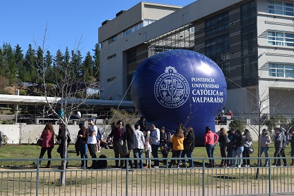 PUCV convocó más de 2.500 personas en Campus Curauma en evento por eclipse solar