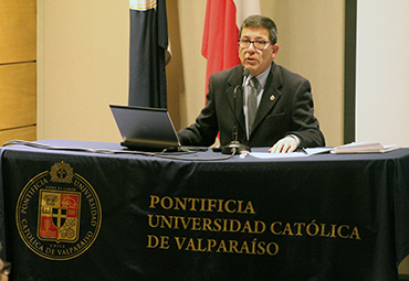 Profesor Eduardo Araya dictó conferencia sobre Versalles y Alemania en CEA PUCV