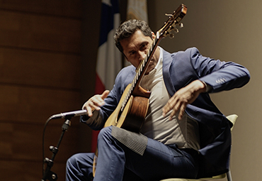 Esteban Espinoza brindó exitoso concierto de guitarra clásica en CEA PUCV