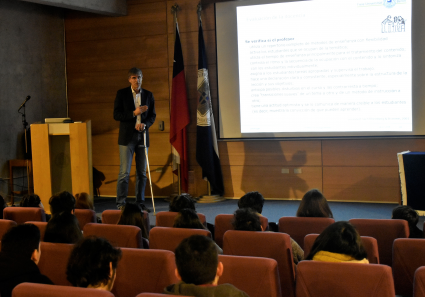 Dr. Dirk Krüger en Chile: “El estudiante tiene que descubrir la manera de resolver un problema, el maestro le puede dar ideas para hacerlo”