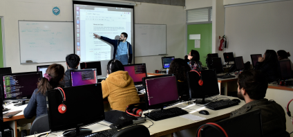 Estudiantes de pre y postgrado profundizan conocimientos sobre análisis y programación de datos