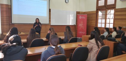 Derecho PUCV recibe a alumnas del colegio Saint Margaret´s