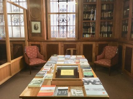 Profesor Emérito Eduardo Cavieres dona colección de libros de historia regional a la Universidad