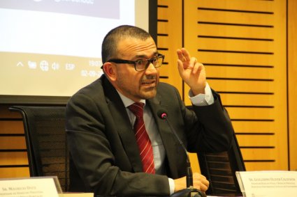 Profesor Guillermo Oliver participa en seminario en la Pontificia Universidad Católica de Chile