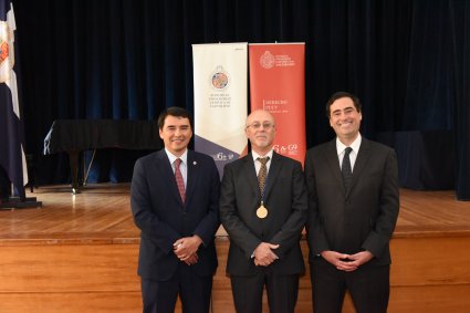 PUCV otorga distinción Doctor Scientiae et Honoris Causa al académico Carlos Esplugues Mota