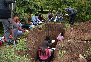 Estudiantes de la asignatura Edafología realizan clase práctica en la Estación Experimental