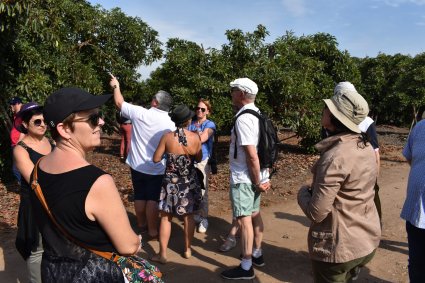 Cooperativa francesa de agricultores y ganaderos visitan la Estación Experimental