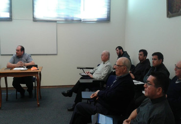 Profesor de la Facultad de Teología dictó charla “Hacia una espiritualidad que se hace Pueblo”