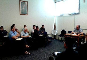 Profesor de la Facultad de Teología dictó charla “Hacia una espiritualidad que se hace Pueblo”