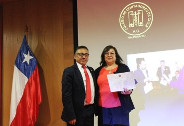 Dra. Berta Silva Palavecinos recibe reconocimiento del Consejo Regional de Valparaíso del Colegio de Contadores de Chile
