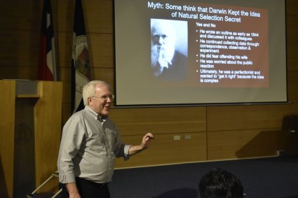 Dr. William McComas en Chile: “no quiero que la gente crea en la evolución, sino que la entiendan como una idea científica”