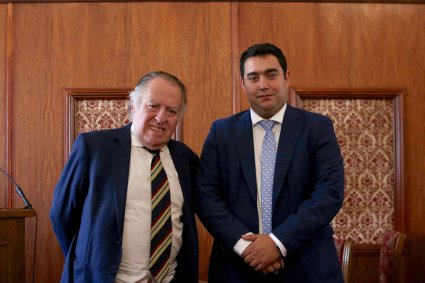 Profesor Francisco Valenzuela es el nuevo doctor en Derecho PUCV