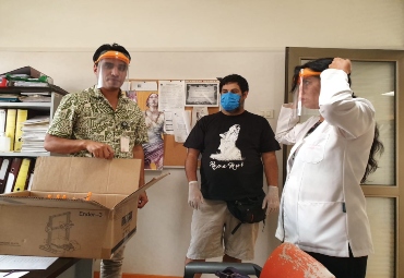 Docente de Rapa Nui confecciona protectores faciales para donar a instituciones de salud de la zona