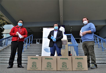 Escuela de Alimentos PUCV hace entrega de alcohol 70° a Hospital Carlos Van Buren