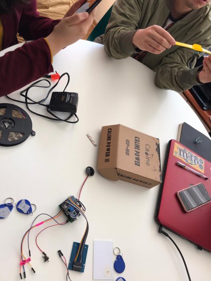 Valparaíso Makerspace y académicos PUCV desarrollan prototipos para mejorar calidad de vida de personas con discapacidad