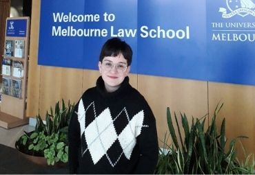 Profesora María Gabriela Barros finaliza Máster en Derecho Público e Internacional en la Universidad de Melbourne