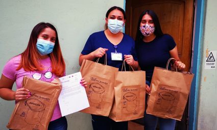 800 escudos faciales Promaker PUCV son donados a funcionarios de salud de Valparaíso e Iquique