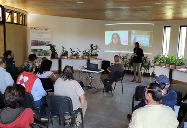 Escuela de Agronomía entregó plantas nativas medicinales propagadas in vitro a comunidad de Rapa Nui