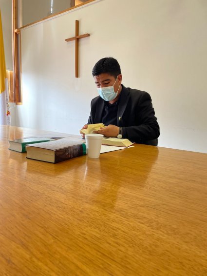 Seminarista de la diócesis de San Bernardo rinde su examen de grado de Bachiller Canónico en Teología