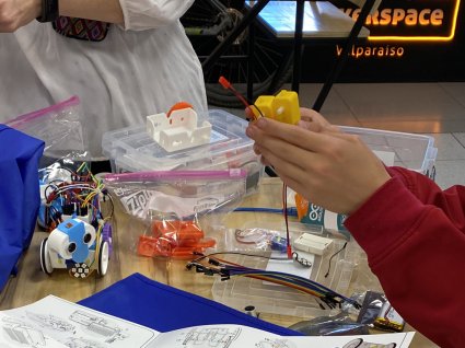 Valparaíso Makerspace e Informática PUCV crean robot educativo para familiarizar a los niños con la tecnología