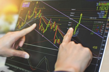 Mercados eficientes y acciones con cambios de niveles de liquidez