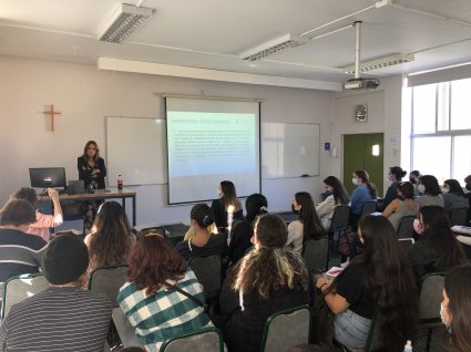 Profesora Andrea Montecinos lleva a cabo charla para estudiantes de derecho y psicología de la PUCV