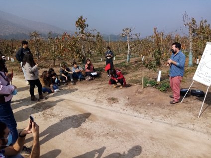 Investigadores INIA La Cruz, Rodrigo Candia y Carlos Zúñiga realizaron charla sobre riego a alumnos de 5to año