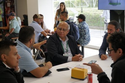 Representantes de Agronomía PUCV se presentaron en exitoso encuentro sobre paltas en Colombia