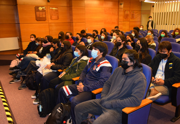 Escuela de Ingeniería Bioquímica recibe a 36 estudiantes de Nogales y Viña del Mar