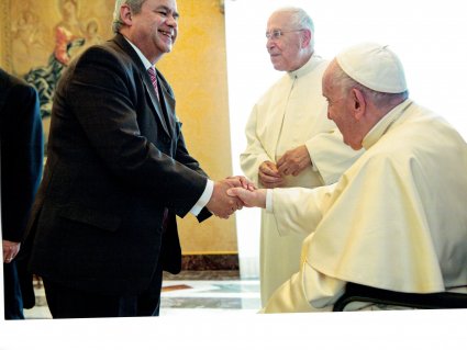 Profesor Carlos Salinas se reúne con Papa Francisco