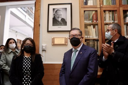 Facultad de Derecho y Bibliotecas PUCV realizaron homenaje al profesor Alejandro Guzmán Brito tras un año de su partida