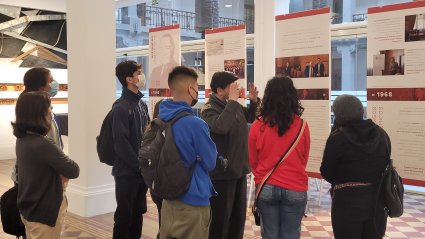 Estudiantes de Propedéutico visitan exposición y biblioteca de Alejandro Guzmán