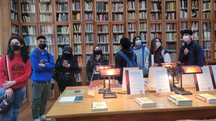 Estudiantes de Propedéutico visitan exposición y biblioteca de Alejandro Guzmán