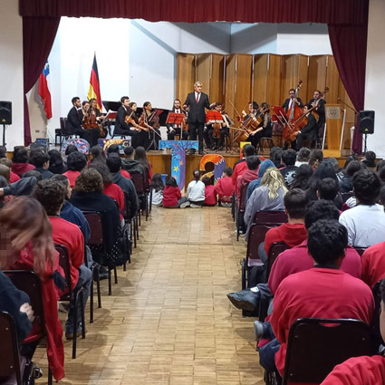 Orquesta PUCV realiza exitoso concierto junto a 300 estudiantes del Colegio Alemán