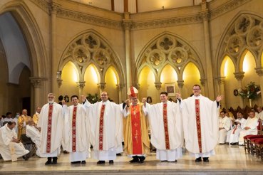 Ex alumnos de Teología PUCV son ordenados sacerdotes en emotiva ceremonia