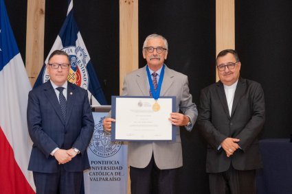 Profesor Juan Carlos Gentina recibe distinción “Fides et Labor” al Mérito Académico PUCV