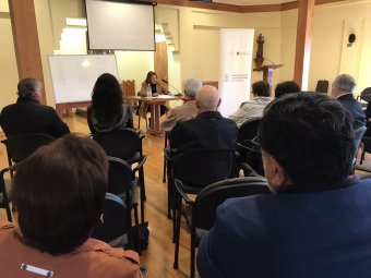 Prof. Soledad Quintana, miembro del Comité Ejecutivo del Programa de Ciencias para la Familia PUCV, da conferencia sobre derecho de familia en parroquia San Antonio