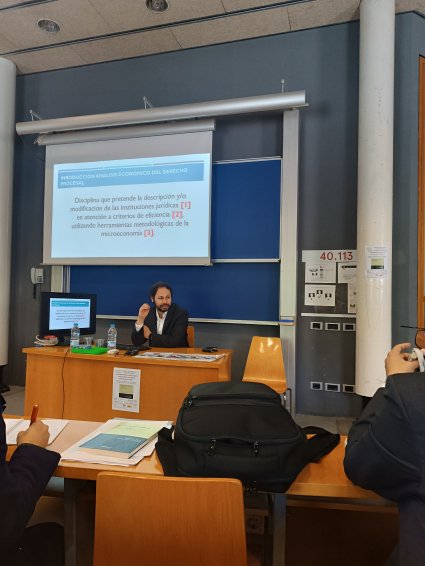 Profesor Raúl Núñez expone y presenta libro en la Universidad Pompeu Fabra de Barcelona, España