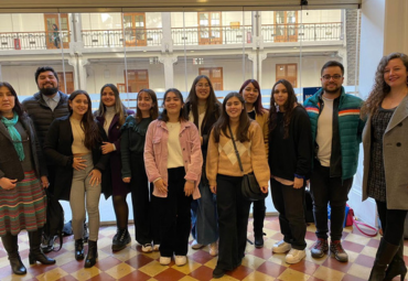 Estudiantes de Pedagogía en Biología y Ciencias Naturales participan en ceremonia de profesores principiantes