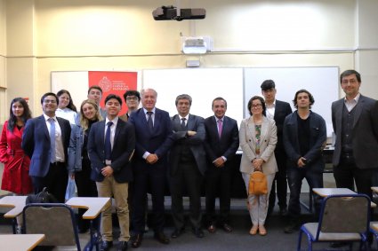 Catedráticos españoles visitan la Facultad de Derecho de la PUCV para participar en distintas instancias académicas
