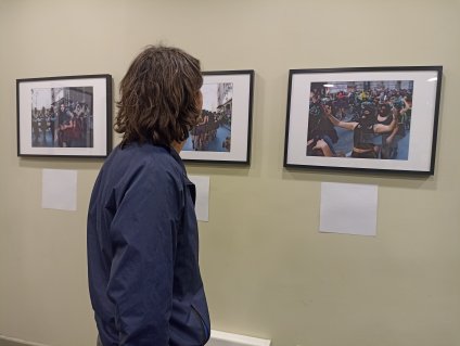 “Retratos del 8M: Un Kaleidoscopio de sentires”: La exposición fotográfica inclusiva que sumergió a la PUCV en diversas experiencias sensoriales