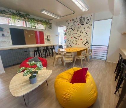 Escuela de Pedagogía de la PUCV inaugura sala creativa que busca potenciar la innovación, el emprendimiento y la internacionalización de sus estudiantes