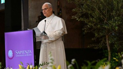 El Papa a los universitarios: sean artesanos de paz, el rearme enriquece a las élites